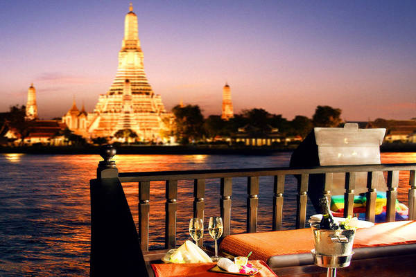 Du khách có thể thưởng thức ẩm thực trên thuyền đi dạo quanh sông Chao Phraya vào ban đêm. Ảnh: Bangkok.com