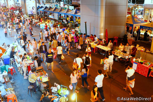 Không khí nhộn nhịp ở chợ đêm Silom. Ảnh: Bangkok.com