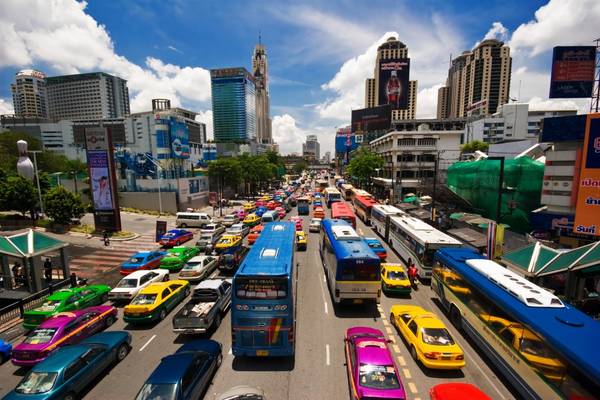 Phương tiện giao thông đa dạng trên đường phố Bangkok. Ảnh: cheapvacationholiday.com