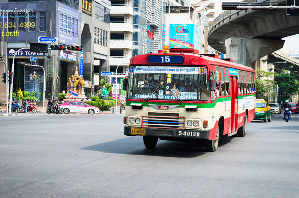 Xe bus di chuyển trên đường phố Bangkok. Ảnh: bangkok.com