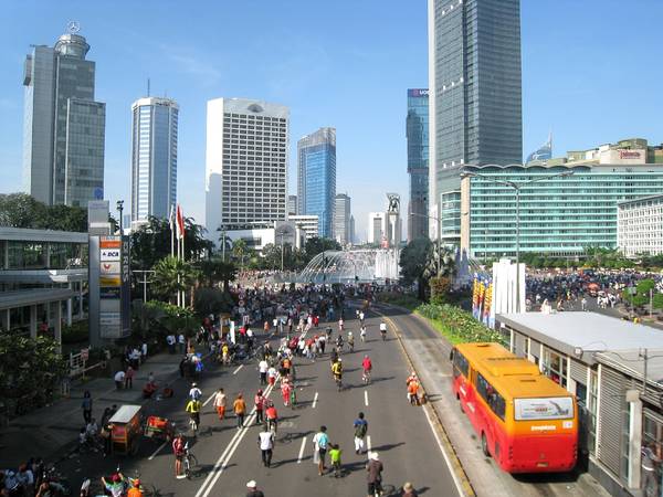 Đường phố nhộn nhịp ở Jakarta. Ảnh: en.wikipedia.org