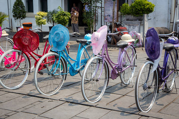 Du khách có thể thuê những chiếc xe đạp xinh xắn có kèm mũ để đi dạo trong phố cổ. Ảnh: Michael Turtle