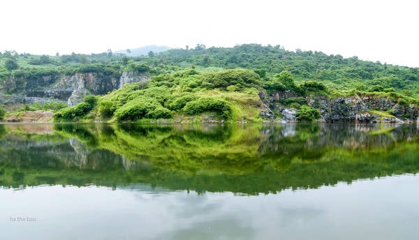 Một hồ nước ở Ma Thiên Lãnh chân núi Bà Đen. Ảnh: Ha The Bao