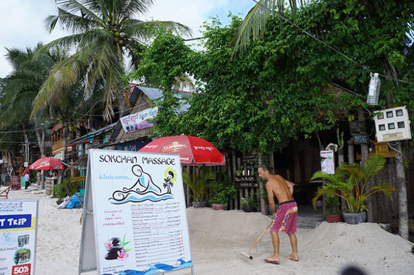  Một cửa hàng massage trên đảo - Ảnh: Mỹ Hạnh