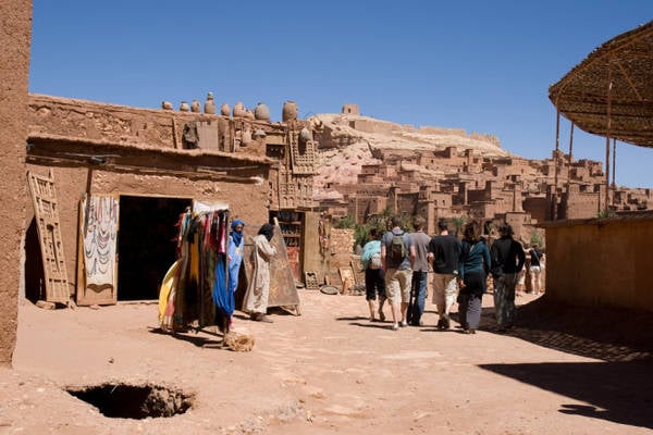 Du khách tham quan Ouarzazate - Ảnh: moroccoplanet