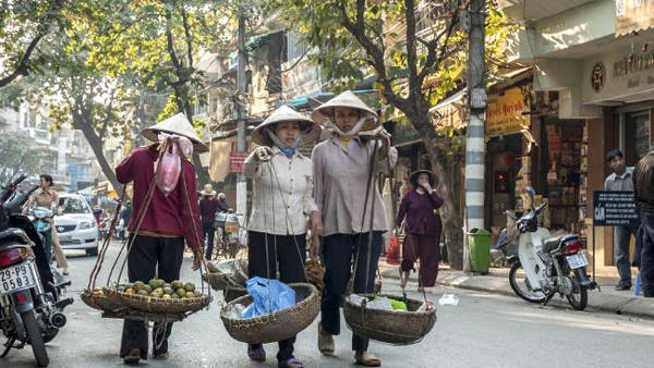 Những gánh hàng rong trên phố từ lâu đã trở thành nét đặc trưng ở Hà Nội. Ảnh: Daily Telegraph.