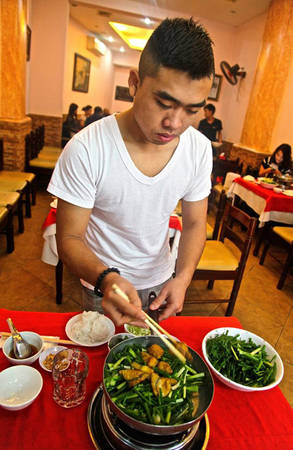 Chả cá - địa điểm ẩm thực không thể bỏ qua khi đến Hà Nội. Ảnh: Daily Telegraph.