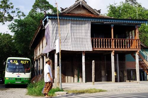 Một ngôi nhà sàn người Chăm nằm ngay cạnh bến đỗ xe buýt ở Châu Giang, Châu Đốc. Ảnh: Hương Chi.