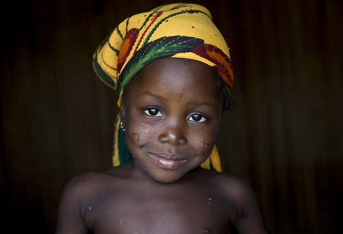 Trẻ con mới sinh ra ở các bộ lạc ở Tây Phi thường được cha mẹ rạch một vết sẹo ở bên trái. Ảnh: Ethioscoop.