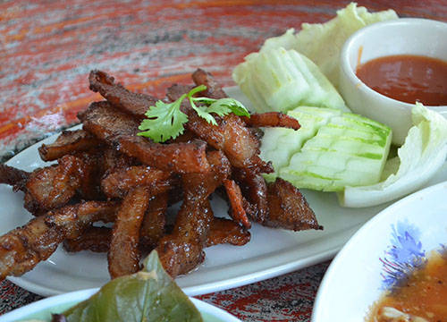 Moo dad diew: Moo dad diew là món ăn nổi tiếng Thái Lan. Thịt lợn ướp với nước tương đen, rau mùi và nước mắm, được phơi dưới nắng cho tới khi miếng thịt săn lại. Sau đó, thịt lợn sẽ được rán và ăn kèm với tương ớt. Ảnh: curryfiend