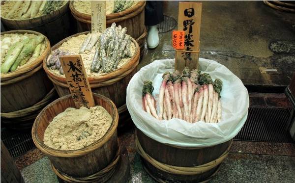 4. Chirimen Sansho: Thoạt nhìn, đồ gia vị này trông giống như hành khô hoặc dưa muối cho tới khi bạn phát hiện ra những cặp mắt bé xíu. Kyoto nổi tiếng với các món cá. Những loại cá nhỏ này được trộn với hạt tiêu sansho rồi ăn với cơm. Những người bán hàng ở chợ Nishiki thường cho cá vào những chiếc bát nhỏ để khách hàng nếm thử. Ảnh: Travel&Leisure.
