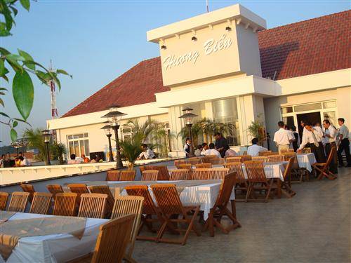 Không gian nhà hàng trên khách sạn Hương Biển. Ảnh: viettrip