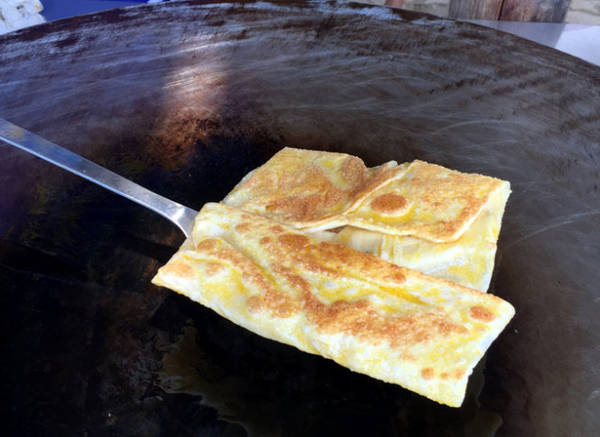 Bữa sáng đường phố đơn giản và ngon lành: Pancake - Ảnh: Thủy OCG