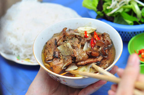 Du khách nào đến Hà Nội, bao giờ cũng phải thử món ăn đầy hấp dẫn này một lần cho thỏa nỗi tò mò. Ảnh: Hoàng Nhi