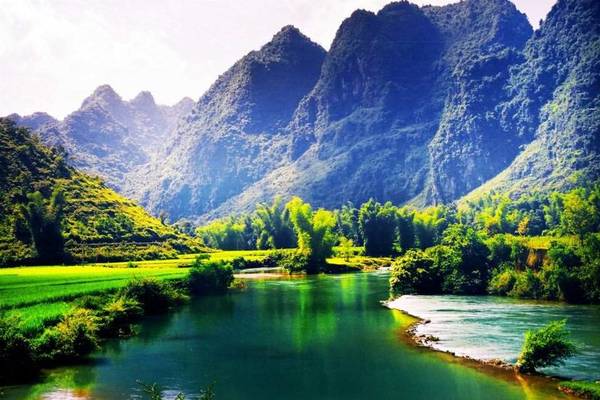 Cao Bằng là một điểm đến du lịch hấp dẫn với những khung cảnh thiên nhiên đẹp lung linh. Hãy đến và khám phá những thác nước đổ xuống từ trên cao, những cánh đồng lúa bao la, những dãy núi trùng điệp và nhiều điểm tham quan khác tại Cao Bằng.