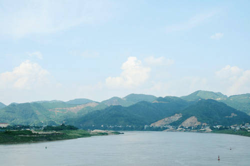 Trên cung đường đến với Đà Bắc, bạn sẽ được dịp ngắm nhìn núi non hùng vĩ dọc sông Đà. Ảnh: Phong Vinh