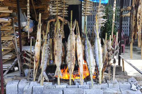 Món cá nướng sông Đà hấp dẫn du khách thập phương. Ảnh: Lam Linh