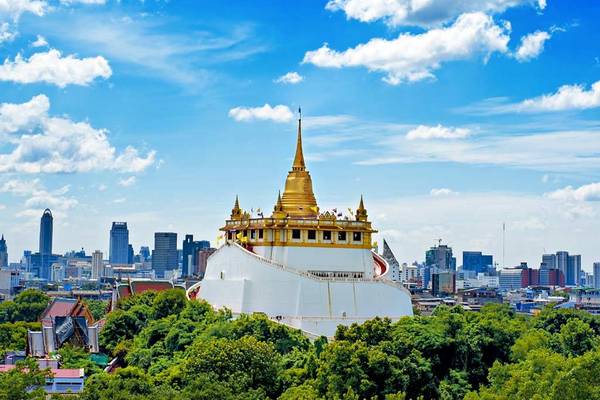 Chùa Wat Saket lộng lẫy nhìn từ xa. Ảnh: Bangkok.com