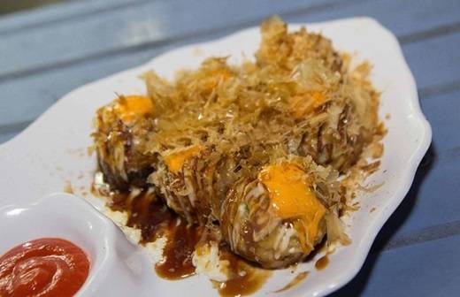  Có công thức gốc từ Osaka, bánh bạch tuộc nướng takoyaki Xóm Củi được lòng thực khách vì hương vị đậm đà, khác biệt, luôn nóng hổi mà giá lại rẻ "đúng chuẩn" ăn vặt quận 8. (Ảnh: Internet