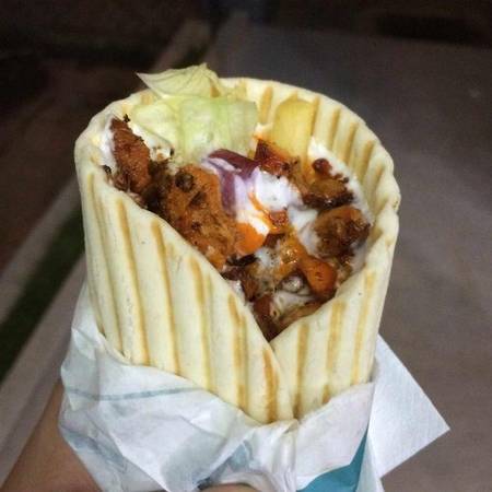Mumbai, Ấn Độ: Shawarma là tên mà người Ấn Độ gọi phiên bản doner kebab của mình. Nguyên liệu món ăn bao gồm thịt gà, rau diếp, cà rốt, khoai tây chiên, củ cải đường, rưới thêm nước sốt cực cay và mayonnaise tỏi. 