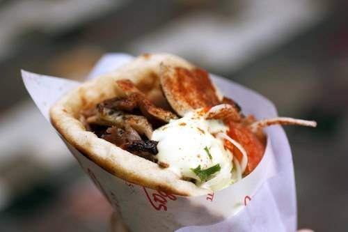 Athens, Hy Lạp: Doner kebab ở Athens có một tên gọi khác là Souvlaki. Mọi người có thể ăn mọi lúc, kể cả là vào đêm khuya. Một chiếc Souvlaki bao gồm cà chua, hành, khoai tây chiên, tzatziki (một loại nước sốt của người Hy Lạp) được gói trong lớp vỏ là bánh mì pita.