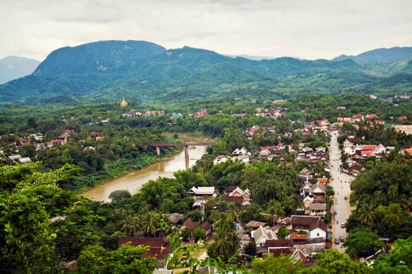 Thành phố Luang Prabang yên bình nhìn từ trên cao. Ảnh: trover.com