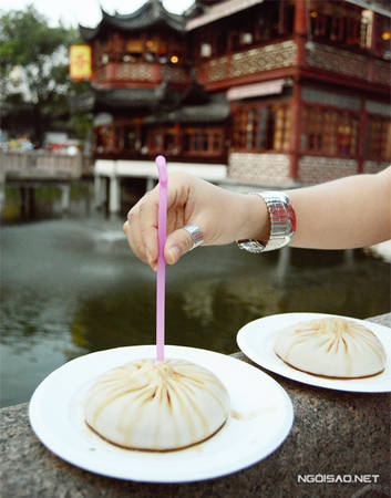 Bánh bao ăn bằng ống hút rất độc đáo có thể tìm thấy ở nhiều nhà hàng tại Thượng Hải, tuy nhiên ở Dự Viên có lẽ là ngon nhất.