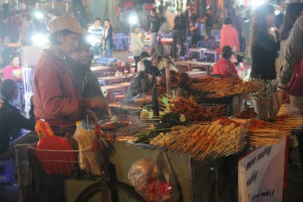 Đến Đà Lạt nên dạo chợ đêm thưởng thức các món ăn vặt. Ảnh: Phước Bình.