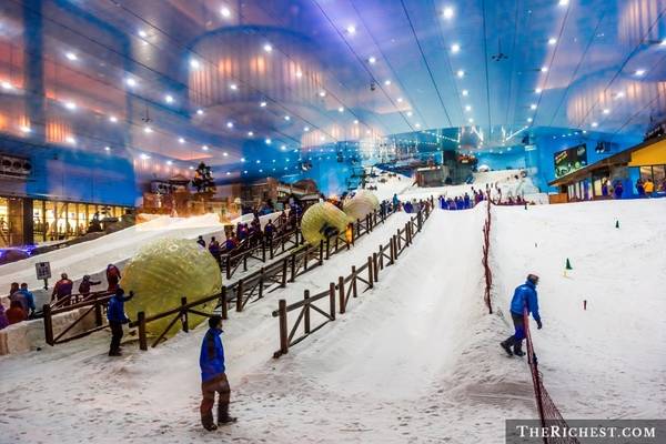 Trượt tuyết ở Mall Of The Emirates: Ski Dubai là khu trượt tuyết trong nhà lớn nhất thế giới, với diện tích lên tới 22.500 m2, với đầy đủ sườn dốc, cáp treo. Du khách có thể thỏa thích chơi đùa trên tuyết giữa một vùng đất sa mạc. Trượt tuyết ở Mall Of The Emirates: Ski Dubai là khu trượt tuyết trong nhà lớn nhất thế giới, với diện tích lên tới 22.500 m2, với đầy đủ sườn dốc, cáp treo. Du khách có thể thỏa thích chơi đùa trên tuyết giữa một vùng đất sa mạc.
