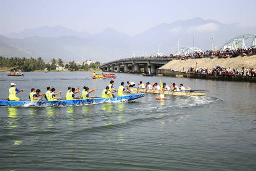 Hoạt động đua thuyền truyền thống diễn ra ở Đà Nẵng. Ảnh: Nguyễn Đông