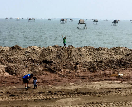 Trên bãi biển Đồng Châu - Ảnh: Thủy OCG
