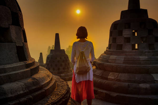Thời gian tuyệt vời nhất cho du khách khám phá vẻ đẹp huyền bí và ghi lại những bức hình ấn tượng của Borobudur là vào lúc bình minh. Ảnh: Rico Glaus