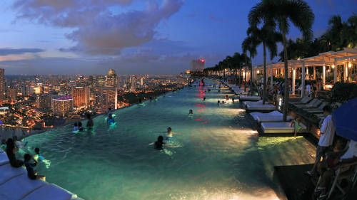 Bể bơi vô cực là điểm đến mơ ước của nhiều du khách đến Singapore. Ảnh: yoursingapore