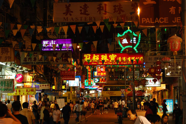 Temple Street là khu chợ đêm náo nhiệt nổi tiếng của Hong Kong. Ảnh: Kartografia