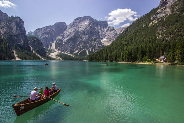 Du khách đang thư giãn ở hồ Braies, Ý. Ảnh: Kiki Deere