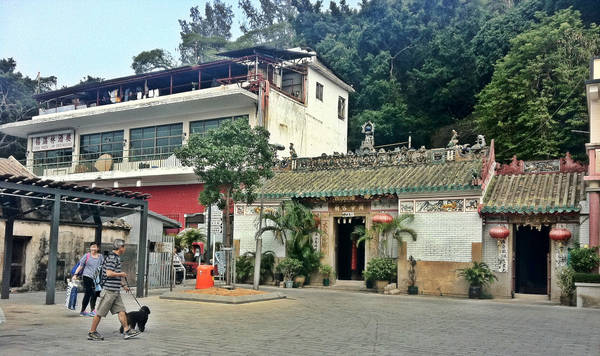 Đền Kwan Tai nổi tiếng ở Tai O. Ảnh: Anilegna