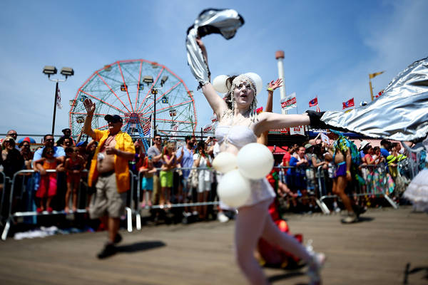 Lễ hội được coi là cuộc diễu hành nghệ thuật đường phố lớn nhất nhì nước Mỹ, cho phép người tham gia thỏa sức sáng tạo về trang phục với chủ đề biển cả. Ảnh: timeout.com