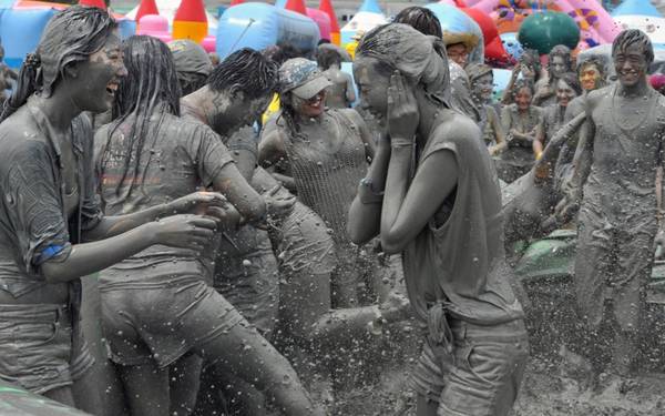 Festival này diễn ra vào tháng 7, ngoài ra còn có thi đấu vật, bắn pháo hoa, trượt trên bùn, nhảy hip hop… Ảnh: roughguides.com