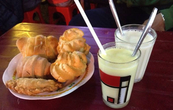 Sữa đậu nành nóng ăn kèm với bán su kem. Ảnh: dalat.net.vn