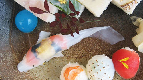 Để tăng phần sinh động cho món ăn, người làm sushi thường trang trí đĩa đựng 
