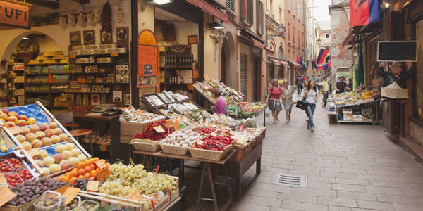  Bạn đừng bỏ lỡ cơ hội khám phá ẩm thực đầy mê hoặc cũng như các con phố cổ kính ở Bologna. Ảnh:Huffingtonpost.com