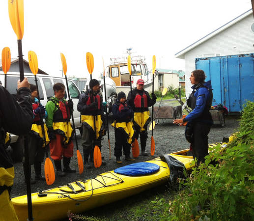 Du khách muốn tập chèo kayak thì mặc quần áo chống thấm ra cảng Valdez nghe người hướng dẫn rồi trải nghiệm cảm giác mạnh dưới dòng nước. Ảnh: Khang An.