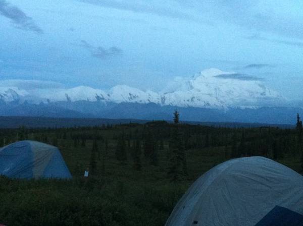 Ngủ lều giữa mênh mông là trải nghiệm của du khách đi du lịch Alaska. Ảnh: Khang An.