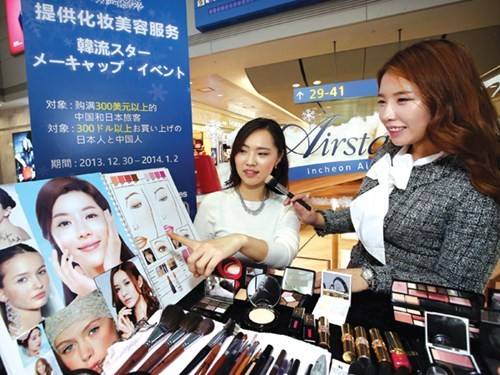 Hàng mỹ phẩm miễn thuế bán rất chạy trong sân bay Incheon.