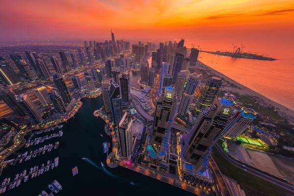 Các tòa cao ốc ở khu vực trung tâm của Dubai, và còn có nhiều công trình đang tiếp tục được xây dựng.