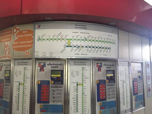 Mọi trạm đều có máy bán vé tự động, hoặc bạn có thể mua ở quầy bán thông thường. Bản đồ các tuyến đường được đặt ở vị trí thuận tiện cho du khách theo dõi.
