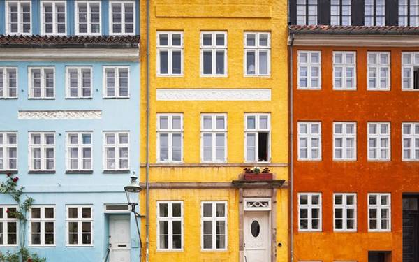 Lấy bối cảnh vào những năm 1920, "cô gái đan mạch" chủ yếu được quay ở các quốc gia đẹp nhất ở Châu Âu bao gồm Đan Mạch, Pháp, Anh, Đức và Na Uy. Đặc biệt, thành phố Copenhagen của Đan Mạch với những tòa nhà đầy màu sắc, đơn giản nhưng vẫn đầy sức hút.