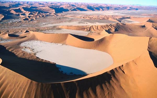 "Max điên: Con đường cuồng nộ" là một trong những bộ phim hay nhất năm qua được đề cử tại giải Oscar này. Thế giới hậu tận thế của phim được tái hiện nhờ những cảnh quay hoành tráng ở sa mạc Namib, Nambia. Vẻ đẹp hoang sơ của sa mạc Namib chính là yếu tố khiến nhiều đoàn làm phim chọn nơi đây làm bối cảnh.