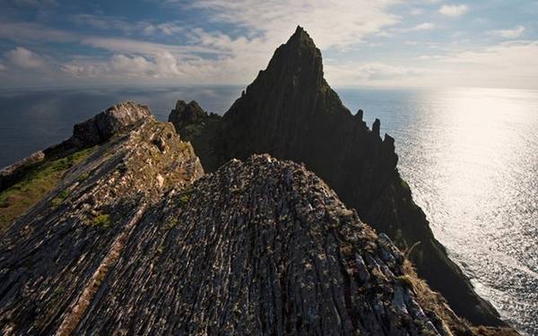 Tất cả chúng ta đều biết rằng "Chiến tranh giữa các vì sao" - Chiến tranh giữa các vì sao diễn ra ở một thiên hà xa xôi, rất xa, nhưng những cảnh đẹp trong phim lại không ở đâu khác ngoài Skellect Michael, một hòn đảo đá tuyệt đẹp ở Ireland, nằm trong danh sách di sản của thế giới. UNESCO từ năm 1996.