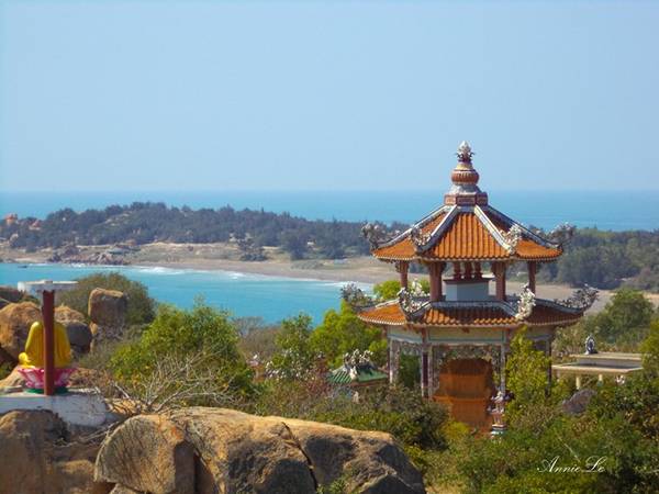 Chùa Cổ Thạch (chùa Hang) và bãi đá bảy màu (bãi đá con) có lẽ là hai địa điểm nổi tiếng nhất, được nhiều người biết đến nhất ở Tuy Phong (Bình Thuận). Dịp Tết, dòng người nô nức về đây cúng lễ, rất nhộn nhịp.